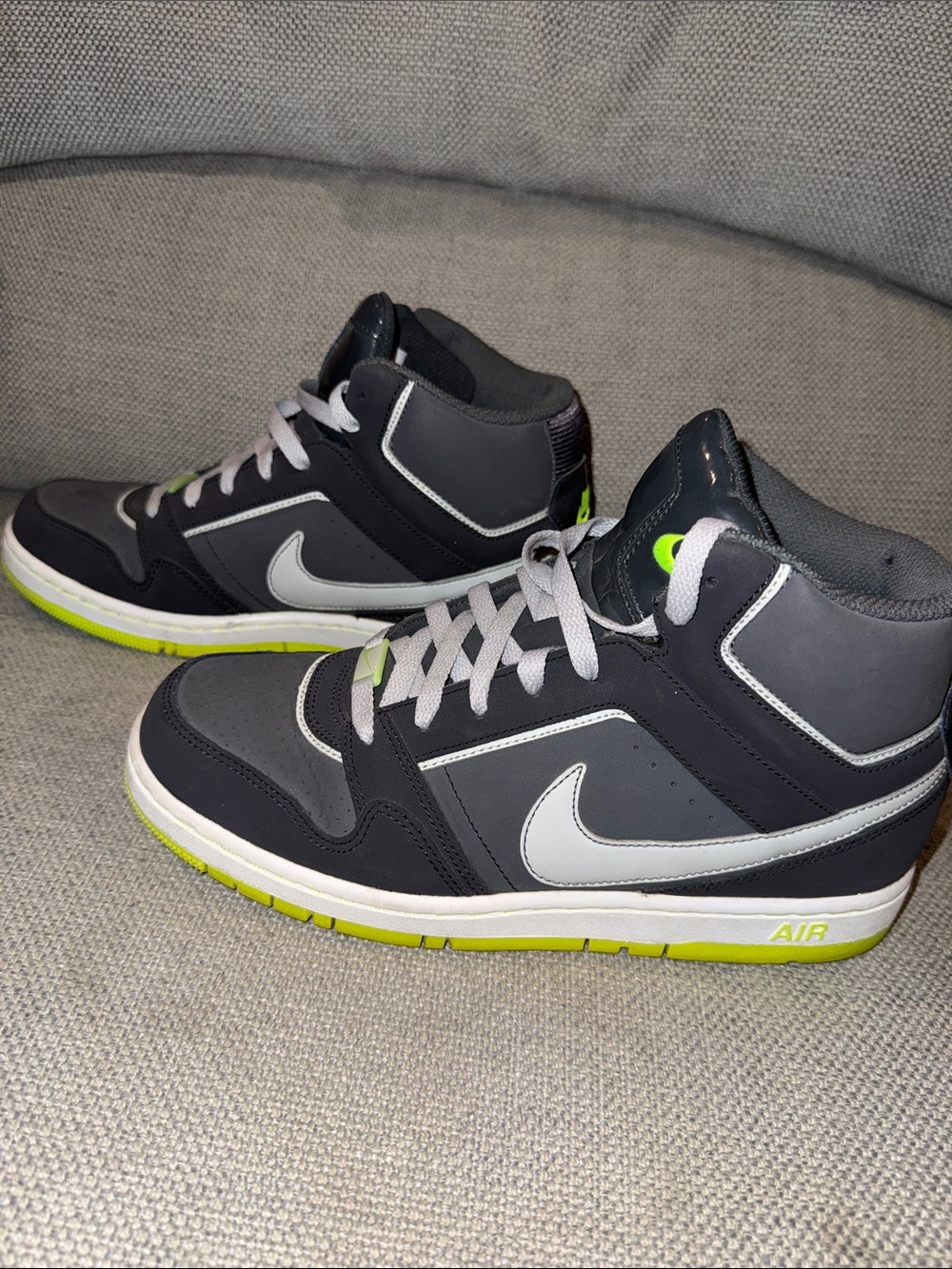 Nike Air Prestige III High-Top Sneakers - Picture 3 of 6